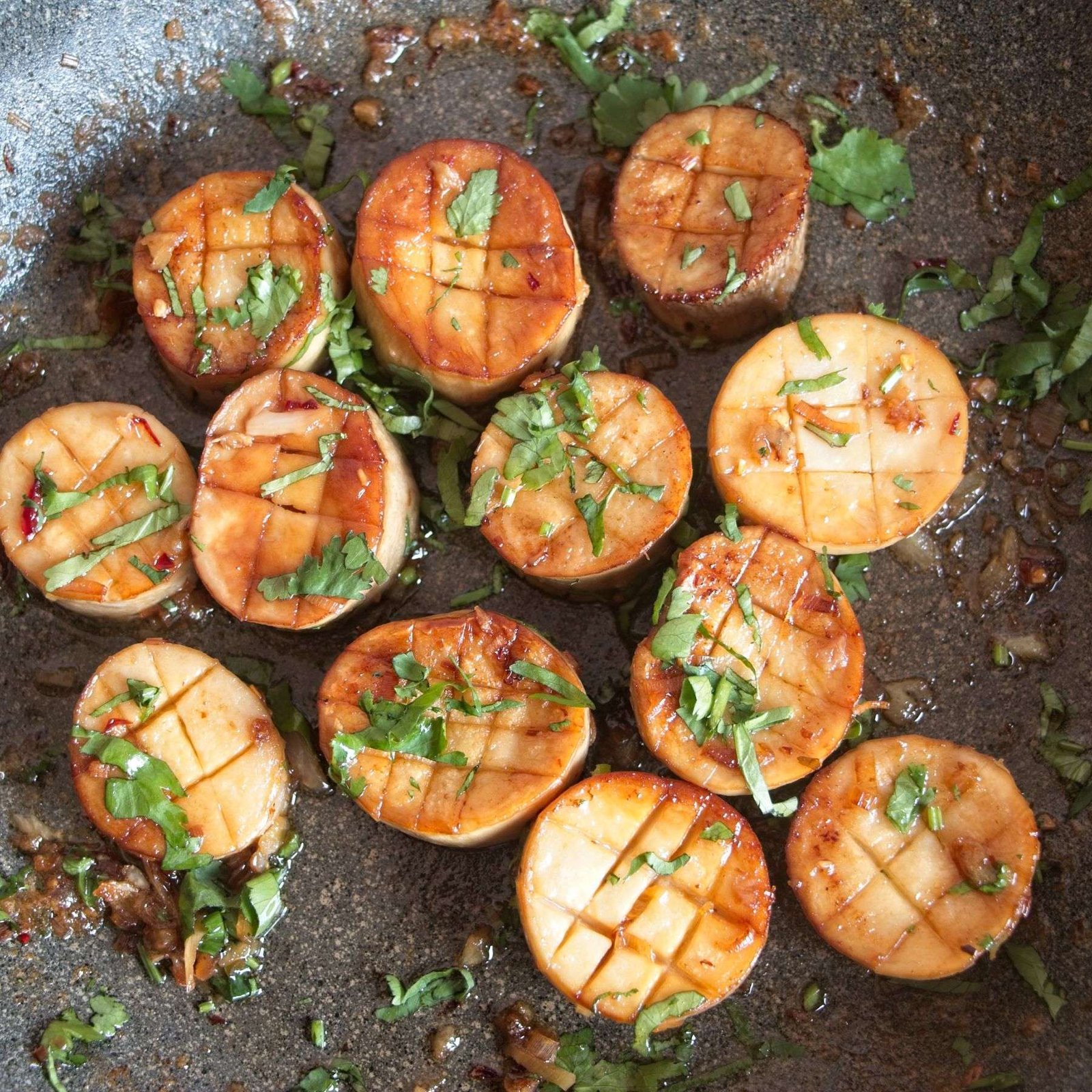 King oyster mushroom scallops seared to a golden finish and topped with fresh herbs in a buttery lemongrass pan sauce.