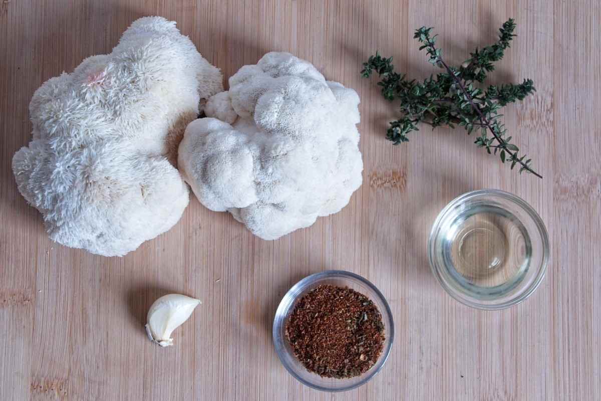Ingredients for lion’s mane steak, showing how to cook lion’s mane mushrooms with garlic, herbs, and seasoning